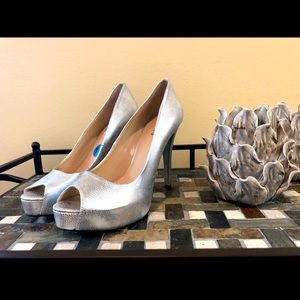 Guess Women’s Honorey Silver Metallic Sz 10B/M US